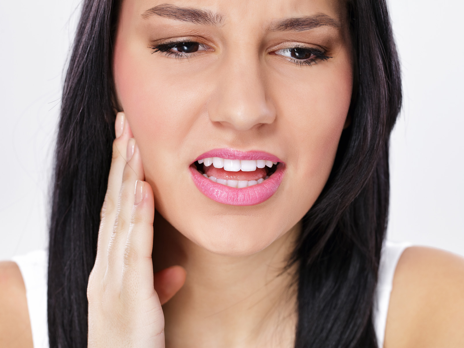 What are the first signs of wisdom teeth?